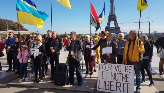 У центрі Парижа провели акцію на підтримку Сущенка