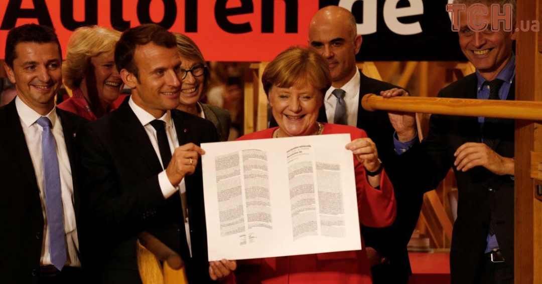 А.Меркель та Е.Макрон під час Франкфуртської книжкової ярмарки