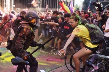 В Барселоне блокируют железные дороги и бросают камни в полицию