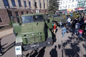 Выставка артиллерии, ход и кулеш: в Кропивницкому отпраздновали День защитника