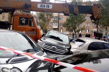 Im Zentrum von Kiew sorgt ein Kranwagen für großes Verkehrschaos