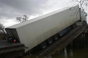У Приморському краї РФ обрушився міст під час проїзду вантажівки, є загиблі