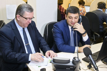 Гройсман відповідав на дзвінки в урядовому call-центрі
