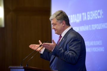 Порошенко: На нас насувається тайфун оскаженілого популізму