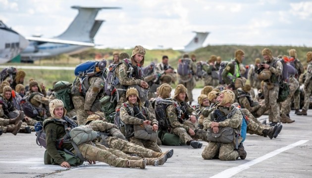 Козацька воля-2018: “марунові берети” десантувалися на острів із літаків