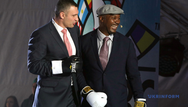 Vitali Klitschko, Lennox Lewis meet in boxing gloves