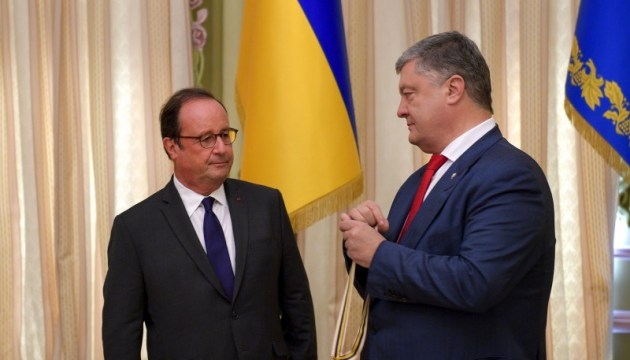 François Hollande décoré par le président Porochenko