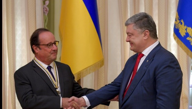 Poroshenko condecora a Hollande con la Orden de la Libertad (Vídeo)