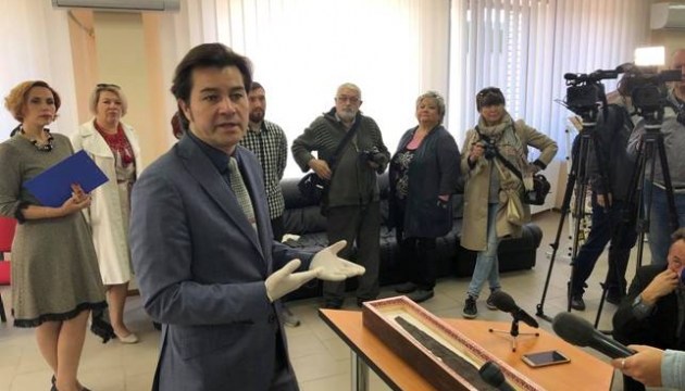 Нищук передал Славянскому музею отреставрированный скифский меч Нищук передал Славянскому музею отреставрированный скифский меч