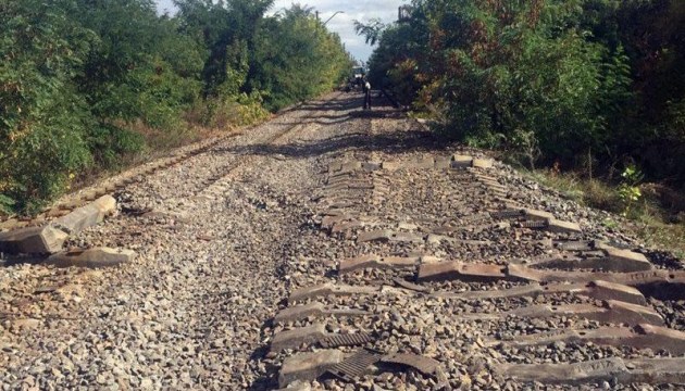 Біля лінії фронту на Донбасі вкрали майже кілометр залізничної колії