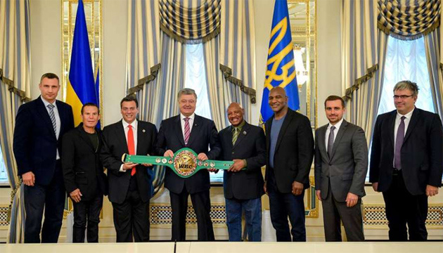 Український прапор на поясі WBC є важливим посилом для України — Порошенко