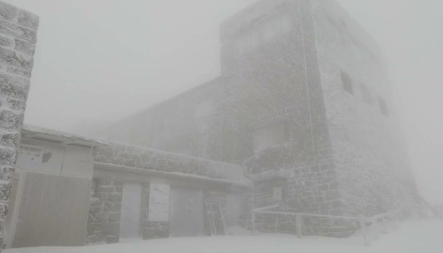 На горі Піп Іван у Карпатах - сніг і 4°С морозу