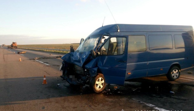На Миколаївщині мікроавтобус зіткнувся з краном, семеро постраждалих