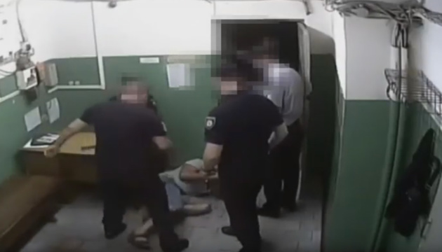 Харківські копи жорстоко били пасажирів метро — прокуратура оприлюднила відео