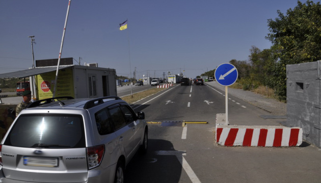 У пунктах пропуску на Донбасі застрягли 310 авто