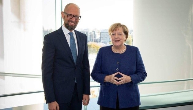 Merkel y Yatseniuk discuten los presos políticos ucranianos y las fuerzas de paz en Donbás