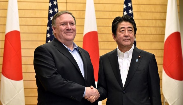 Помпео зустрівся з прем'єром Японії, щоб обговорити денуклеаризацію КНДР