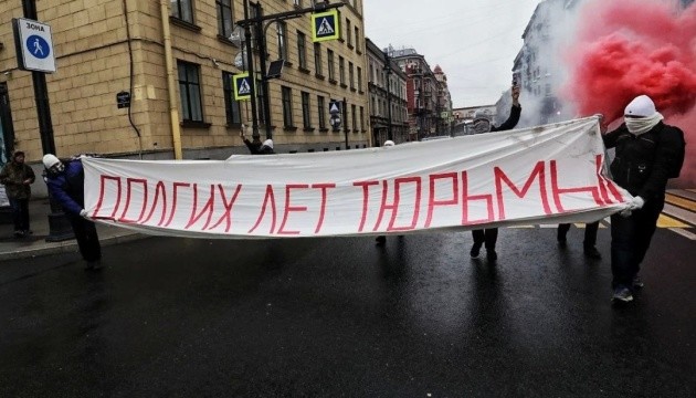 У Петербурзі до дня народження Путіна розгорнули банер 