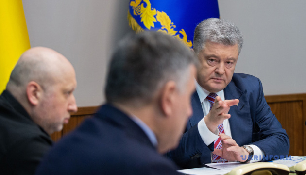 Poroschenko ordnet an, Verhandlungen mit NATO über Mittel für Schutz der Munitionslager abzuschließen
