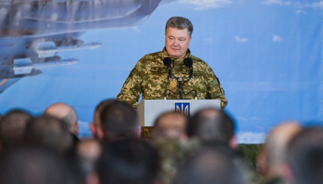 Порошенко: Армия создала группировки сил на потенциально опасных направлениях Порошенко: Армия создала группировки сил на потенциально опасных направлениях