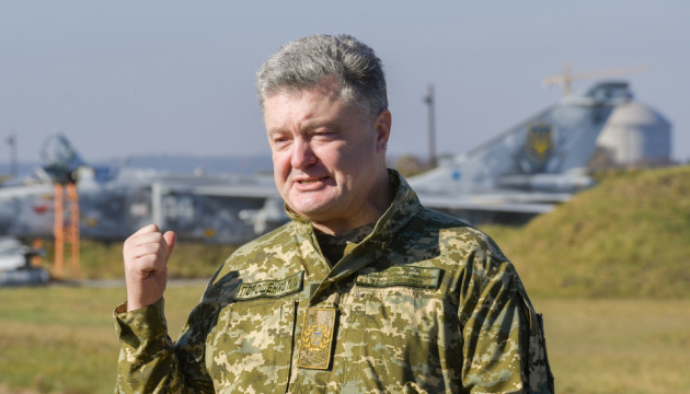 Порошенко підписав закон про вітання “Слава Україні”