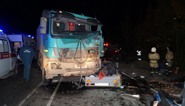 У Росії мікроавтобус зіткнувся зі самоскидом, 11 загиблих