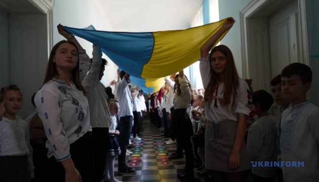 В черновицкой гимназии провели флешмоб с 25-метровыми флагами Украины и УПА В черновицкой гимназии провели флешмоб с 25-метровыми флагами Украины и УПА