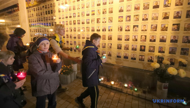 « Allume une bougie » : les habitants de Kyiv rendent hommage aux militaires ukrainiens morts au  combat