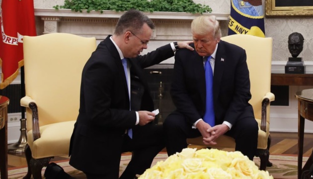 Трамп прийняв у Білому домі визволеного з Туреччини пастора