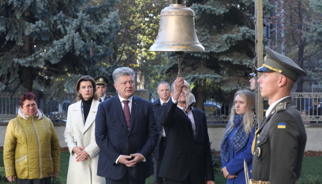 Біля Міноборони вперше прозвучав дзвін за загиблими українськими бійцями