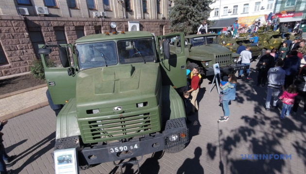 Виставка артилерії, хода та куліш: у Кропивницькому відсвяткували День захисника
