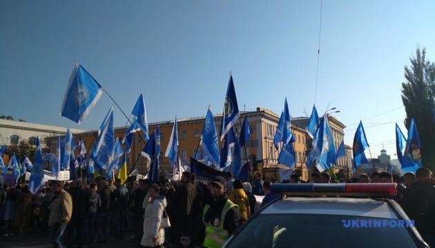 Профспілки у Києві вимагають підвищення зарплат і зниження тарифів
