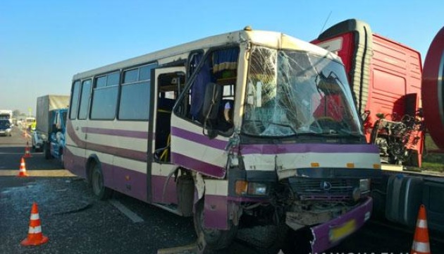 На Львівщині зіткнулися автобус та вантажівка, є постраждалі