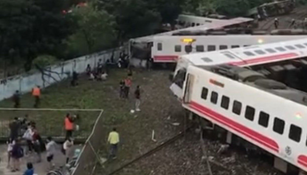 На Тайвані зійшов з рейок потяг, 17 загиблих