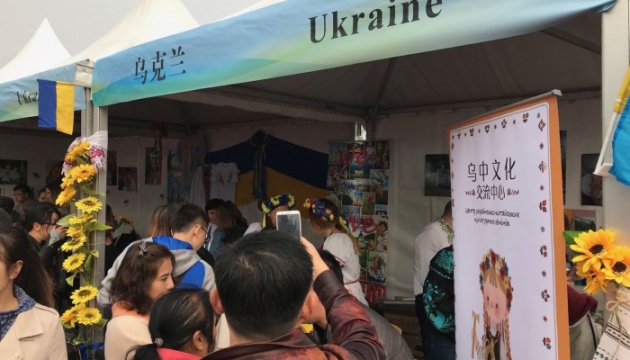 Україна презентувала стенд на благодійному ярмарку в Пекіні