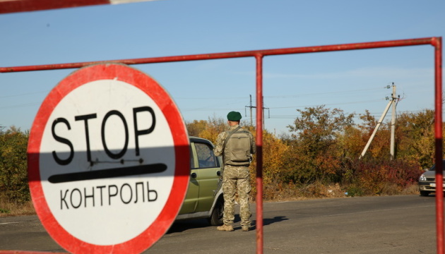 У пунктах пропуску на Донбасі в чергах - 245 авто