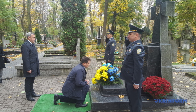 クリムキン外相、ポーランドでウクライナ人民共和国軍人の墓を参拝