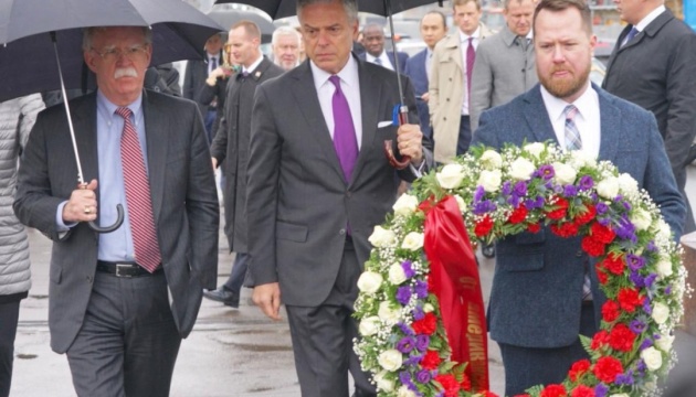 Болтон поклав квіти до місця вбивства Нємцова