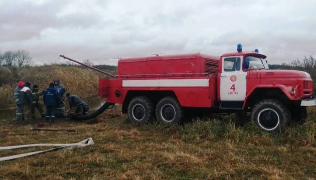 Рятувальники гасять масштабні пожежі на торфовищах Чернігівщини