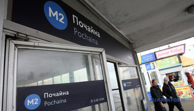 На станції метро «Почайна» встановили високі турнікети