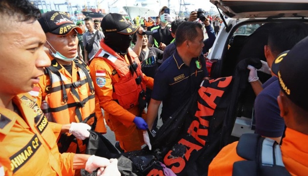 Катастрофа Boeing 737: Рятувальники дістали з Яванського моря 105 тіл загиблих