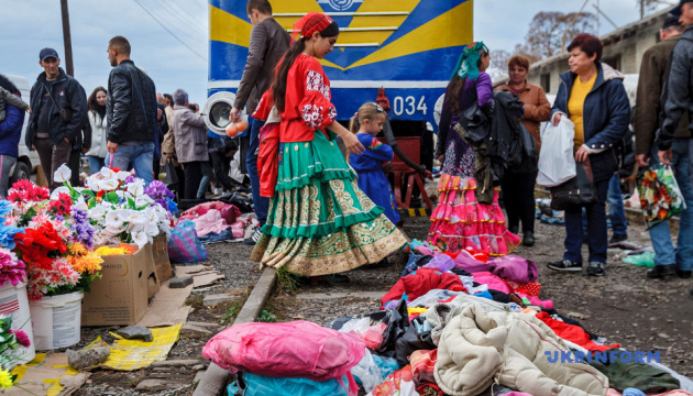 線路の上にある市場：ウクライナ南西部ザカルパッチャ州の市場の様子