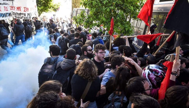 Грецькі студенти закидали поліцію коктейлями Молотова і камінням