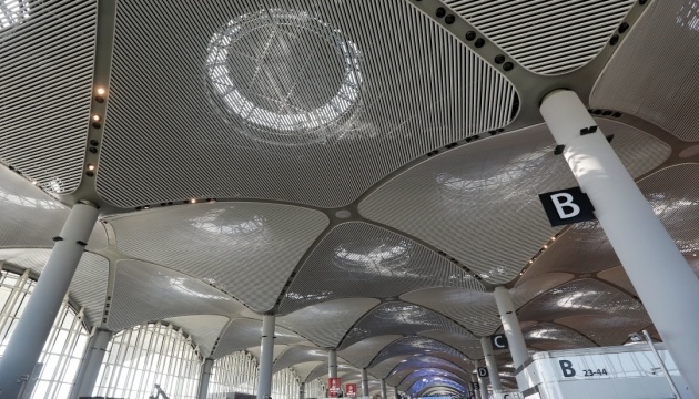 Найбільший у світі аеропорт відкрили в Стамбулі