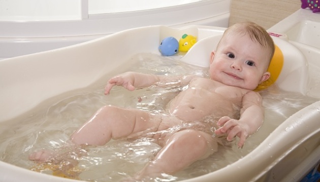 Як правильно купати маленьку дитину: 5 корисних порад
