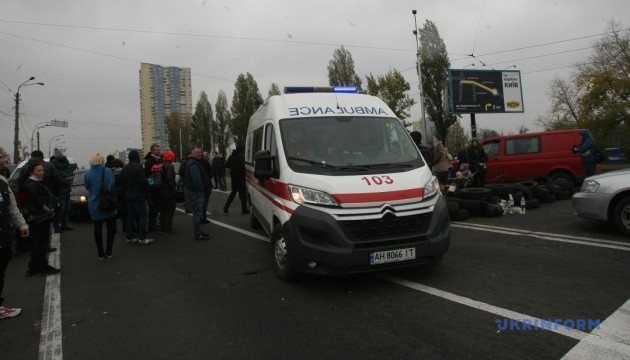 Блокування Харківського шосе: мітингувальники пропускають лише 