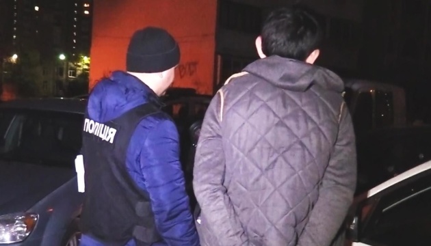 У Києві квартирні злодії протаранили 10 авто і збили двох копів