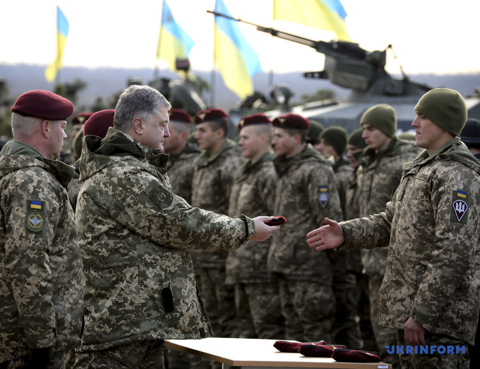 Правда ли что украина объявила. Порошенко с оружием. Порошенко с оружием под Киев. ДШВ Украины. Порошенко объявил войну.