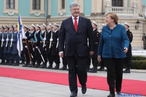 ポロシェンコ大統領とメルケル独首相、マリンシキー宮殿で会談を開始