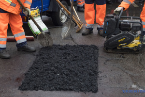 На міжнародних дорогах України латають ями, що з'явилися з-під снігу